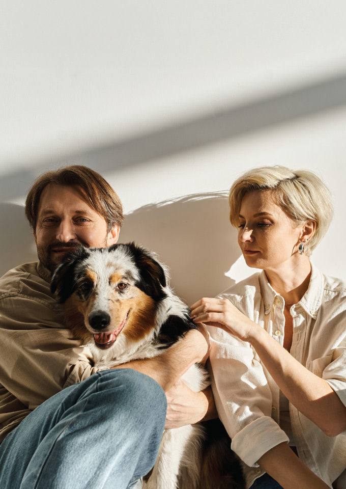 Dos personas y un perro