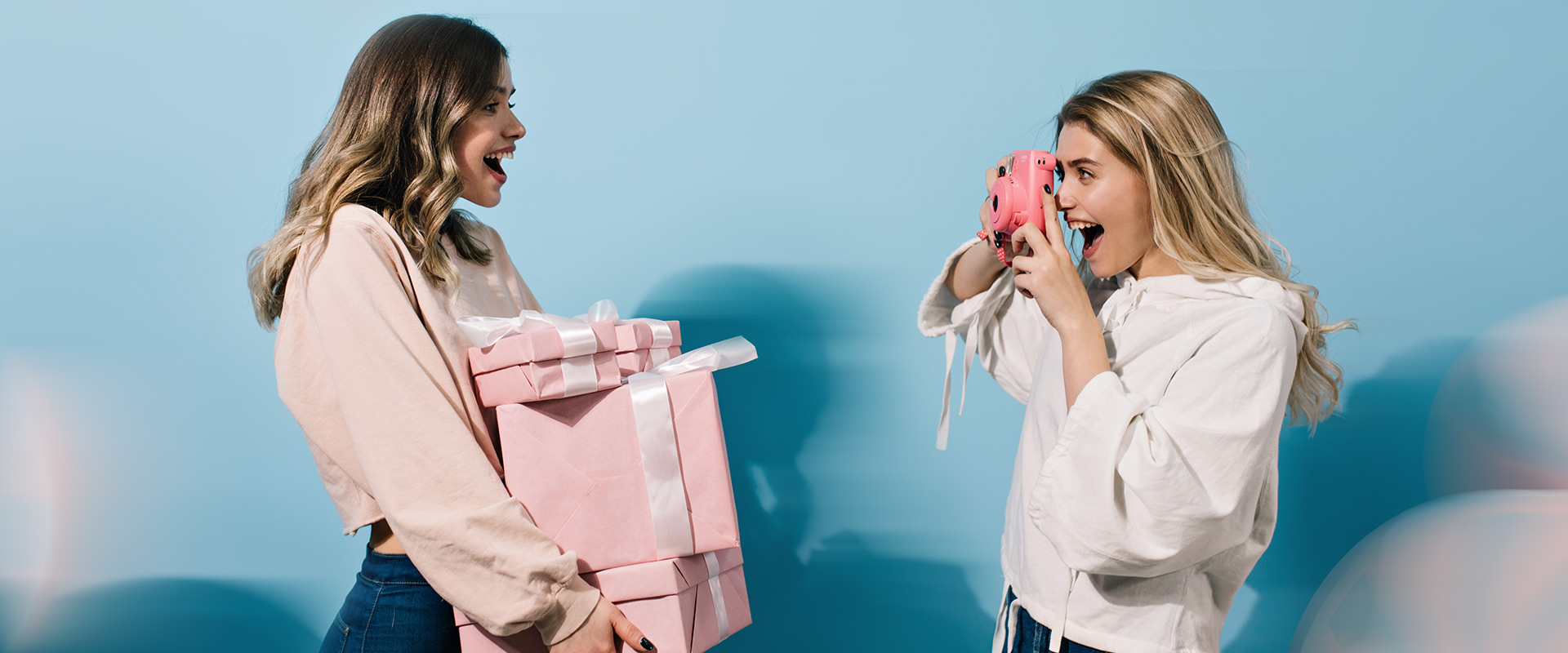 Dos mujeres con regalos